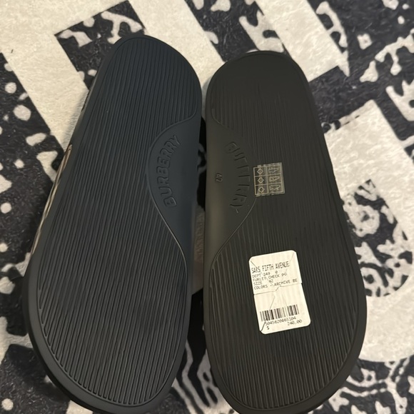 Burberry Slides - Picture 6 of 7